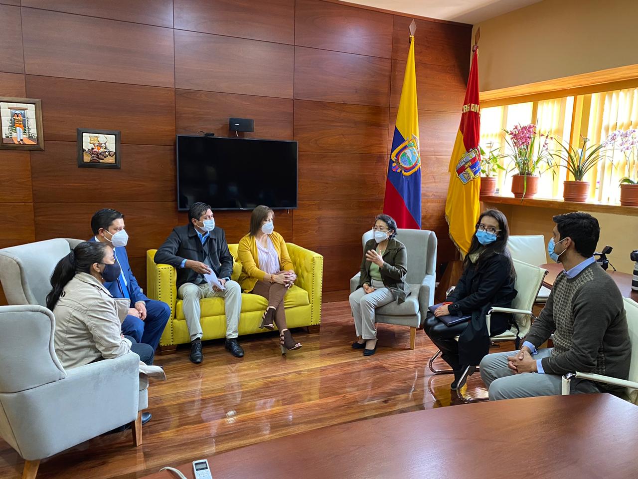 PREFECTURA DEL AZUAY RECIBIÓ LA VISITA DE SANDRA ARGOTTY DE PLANIFICA ECUADOR