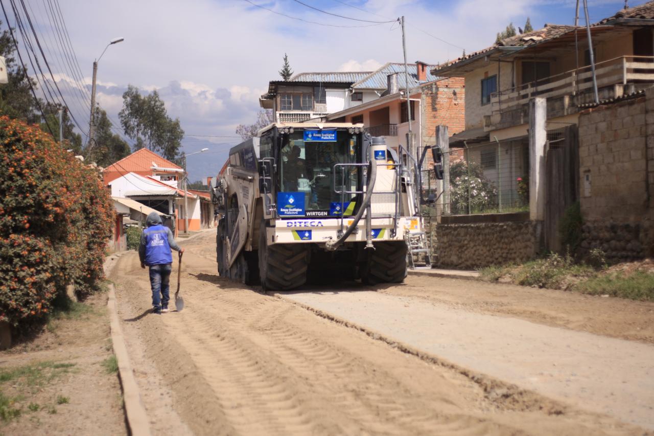 PREFECTURA DEL AZUAY EJECUTA OBRAS VIALES EN CHILCAPAMBA – SAN JOSÉ, EN EL VALLE