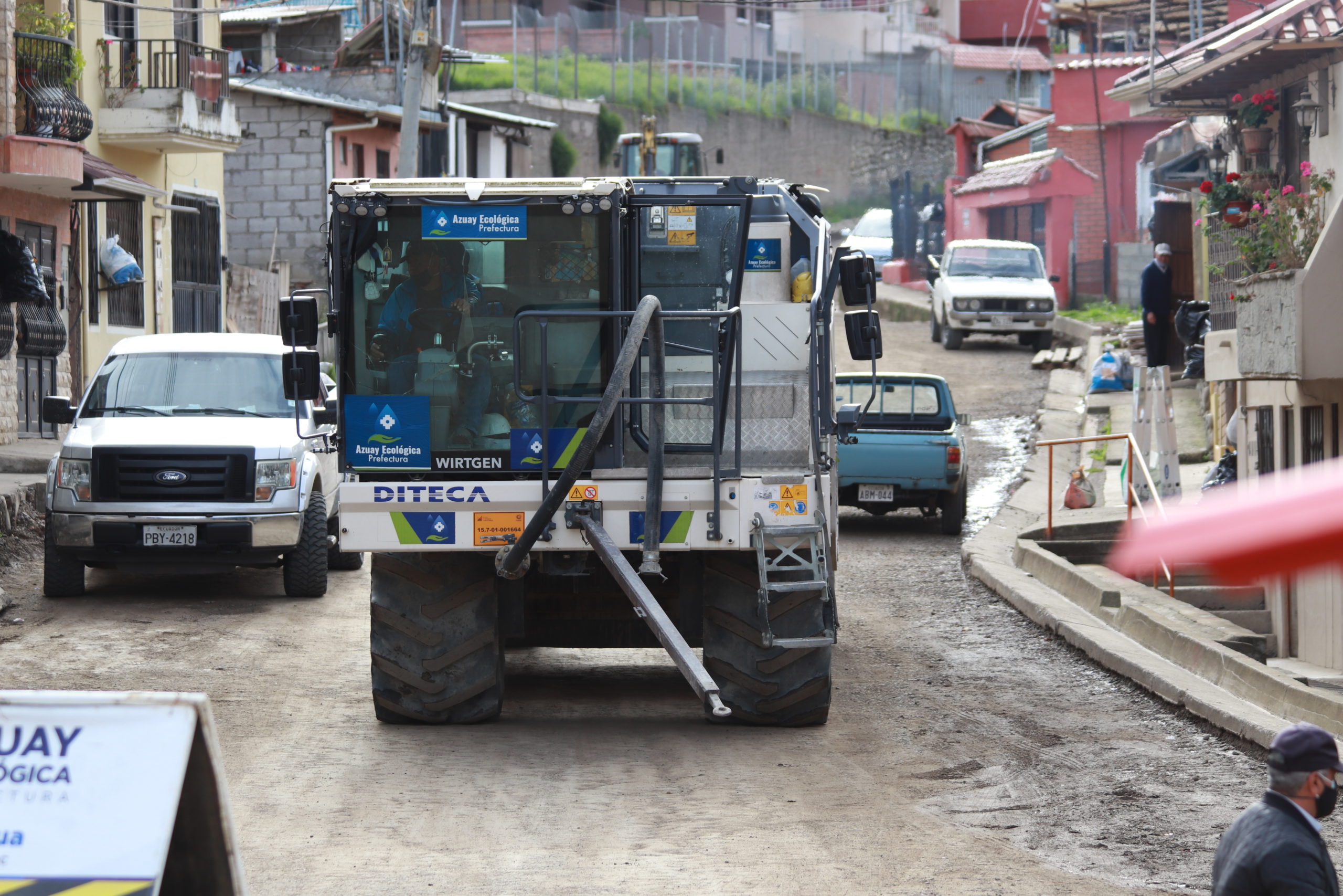 LA PREFECTURA DEL AZUAY EJECUTA MANTENIMIENTO VIAL EN CHILCAPAMBA