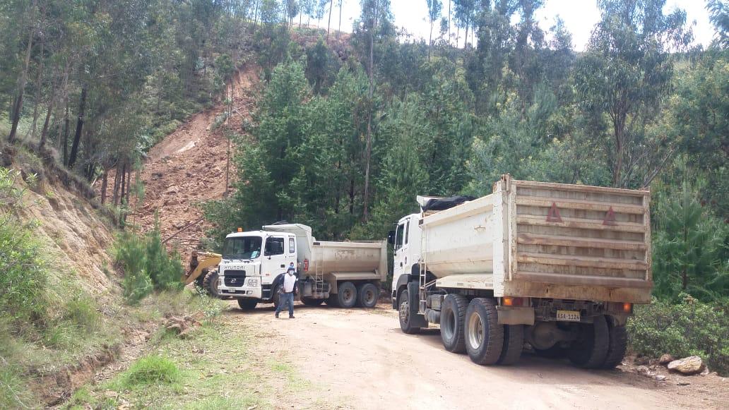 PREFECTURA DEL AZUAY ATIENDE EMERGENCIA VIAL EN NABÓN