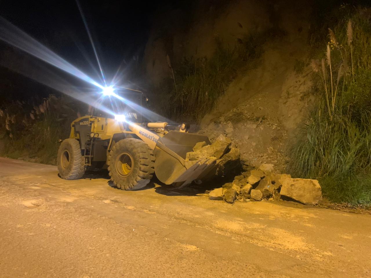 LA PREFECTURA DEL AZUAY SOLVENTA EMERGENCIAS VIALES DURANTE EL FERIADO