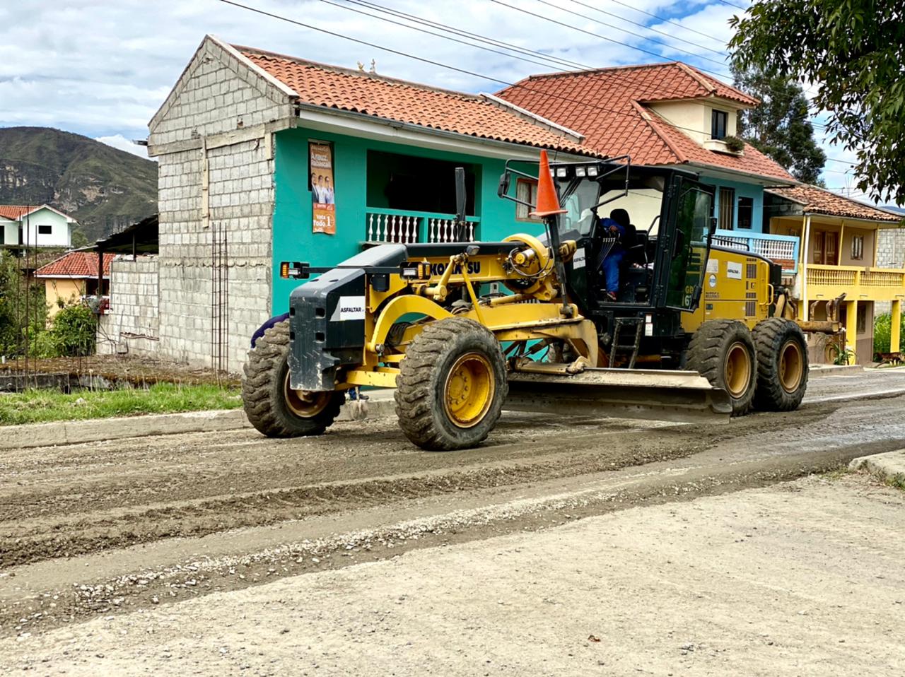 PREFECTURA DEL AZUAY ASFALTA VÍAS EN PARROQUIAS DE CHORDELEG