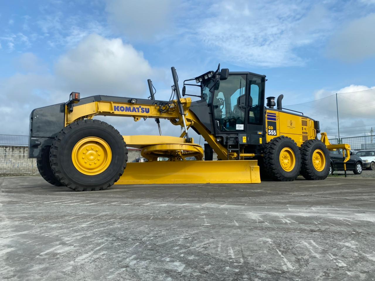 PREFECTURA DEL AZUAY RECIBIÓ PRIMERA ENTREGA DE EQUIPO CAMINERO