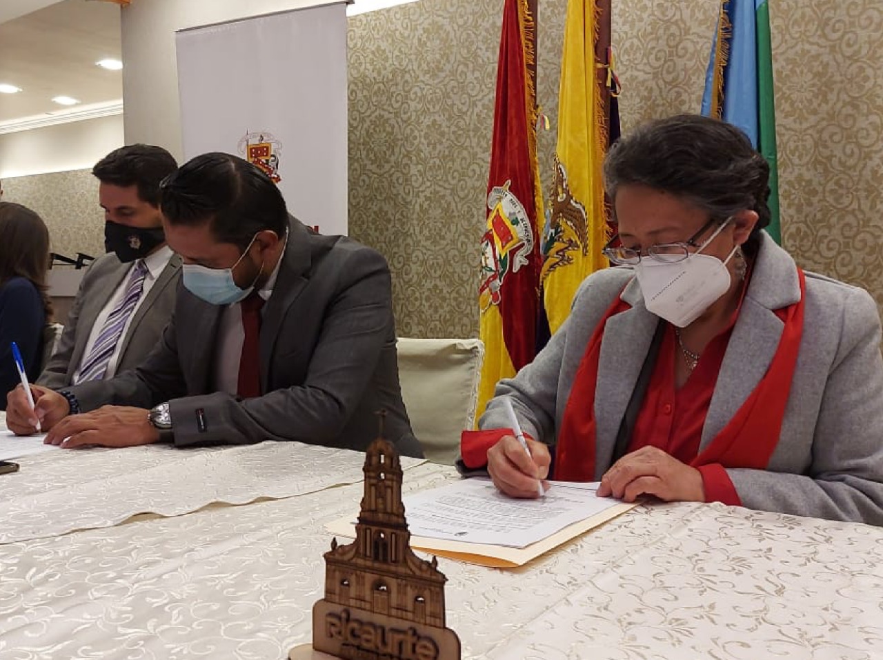 GOBIERNO PROVINCIAL FIRMA CONVENIO DE CERCA DE $250 MIL CON EL GAD PARROQUIAL DE RICAURTE