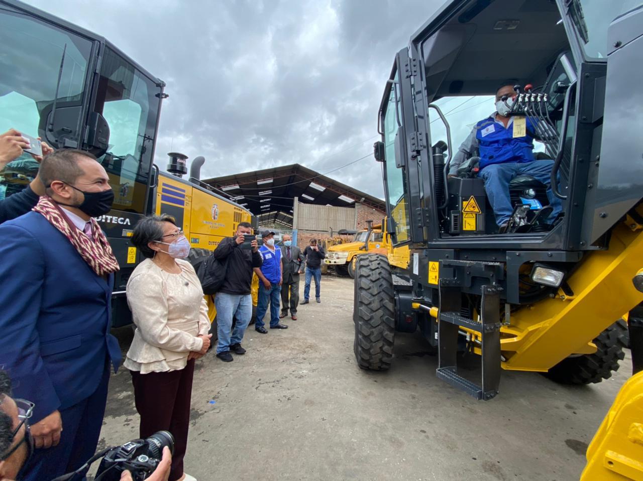 GOBIERNO PROVINCIAL DEL AZUAY INVIERTE MÁS DE $4 MILLONES EN EQUIPO CAMINERO