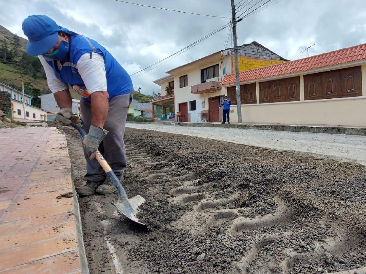 PREFECTURA DEL AZUAY MEJORA LA VÍA DE ACCESO HACIA LA PARROQUIA DUG – DUG