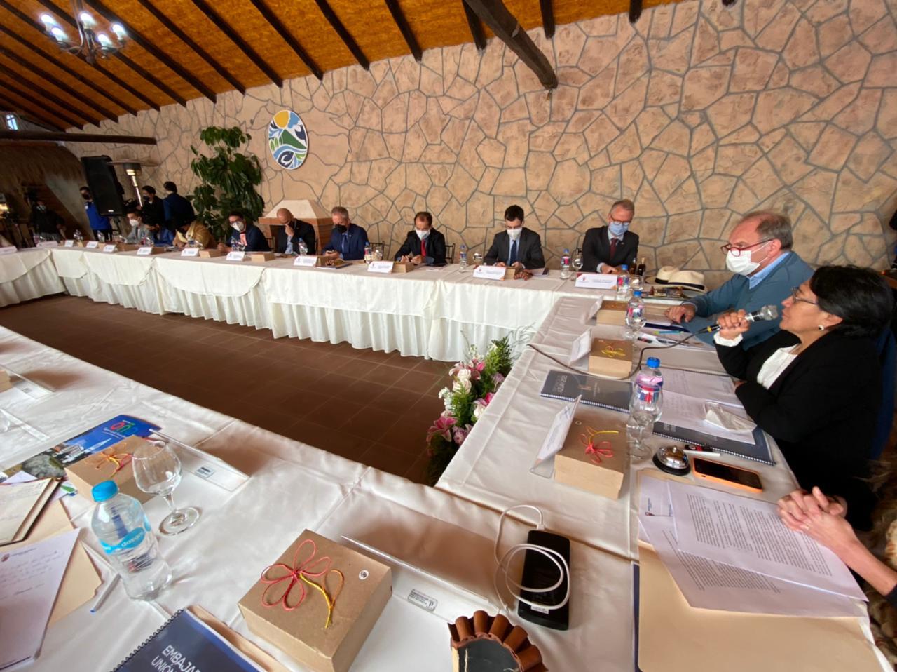 PREFECTURA ESTRECHA LAZOS DIPLOMÁTICOS PARA INTERNACIONALIZAR AL AZUAY