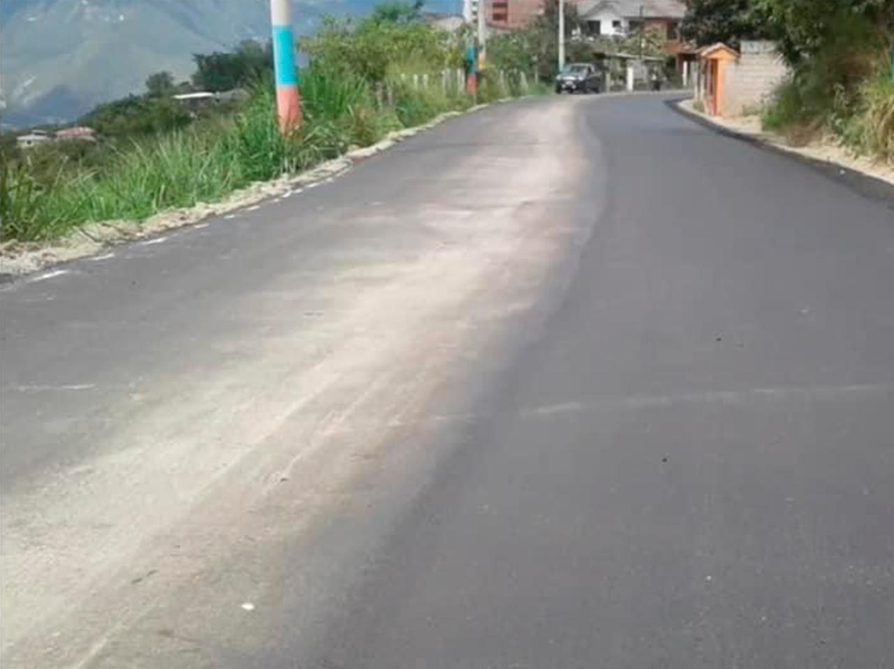 PREFECTURA DEL AZUAY ASFALTA VÍAS DEL CANTÓN DE SANTA ISABEL