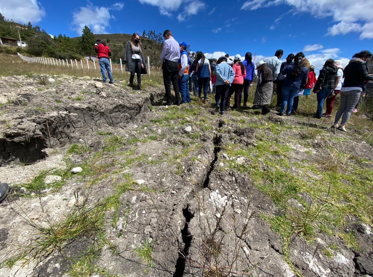 PREFECTURA DEL AZUAY DESPLIEGA MAQUINARIA Y RECURSOS PARA ATENDER EMERGENCIA EN NABÓN