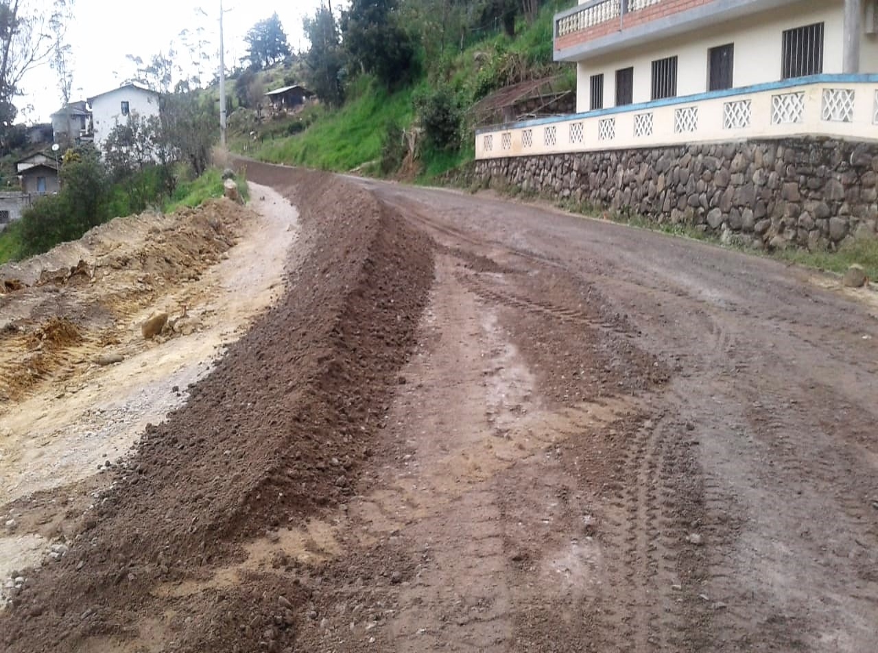 PREFECTURA DEL AZUAY EJECUTA MEJORAMIENTO VIAL EN LA PARROQUIA SHAGLLI
