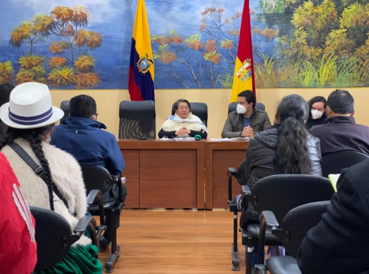 PREFECTA DEL AZUAY RATIFICÓ EL COMPROMISO DE TRABAJO CON HABITANTES DE MOLLETURO