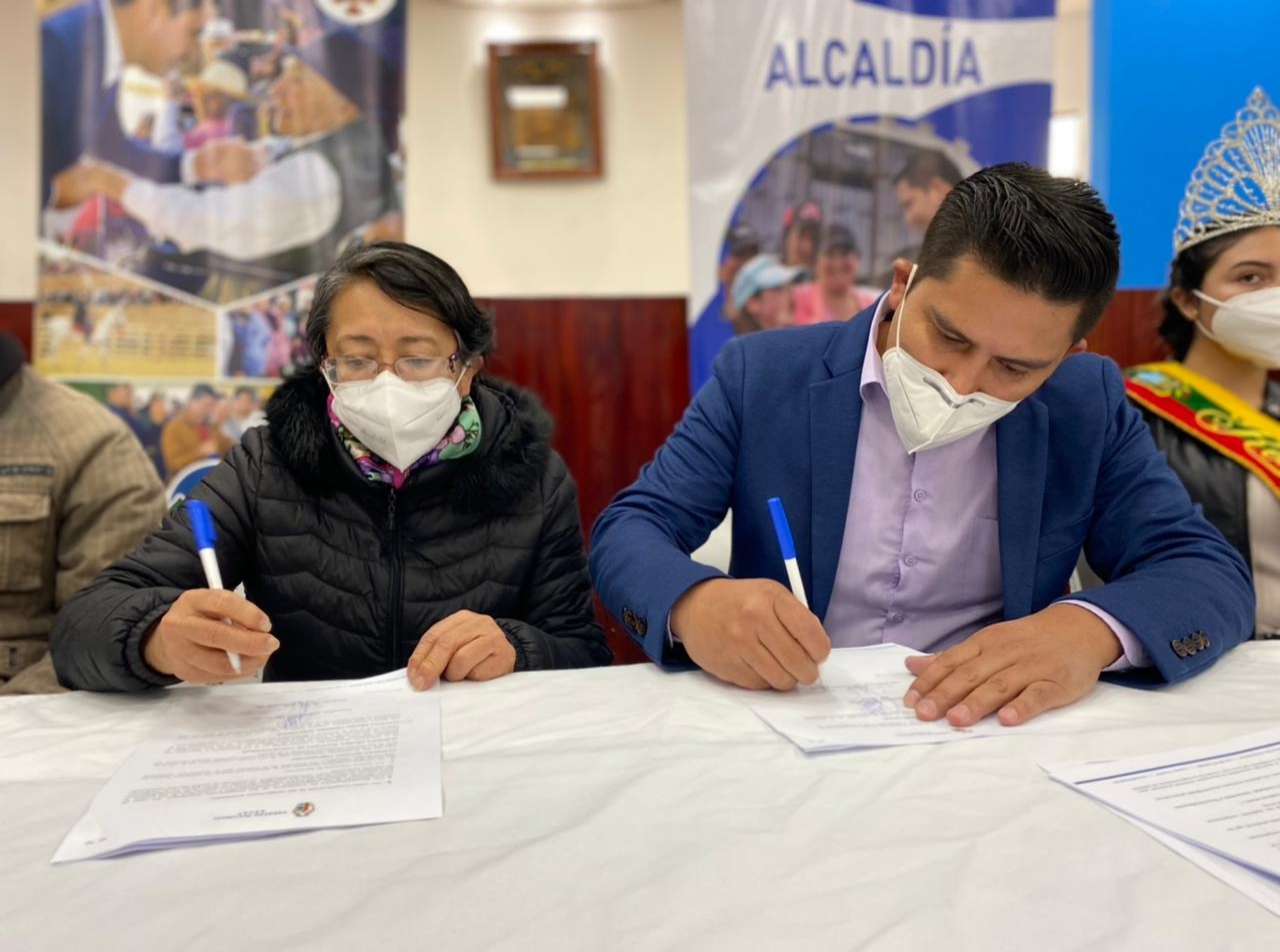 PREFECTA DEL AZUAY FIRMA CONVENIOS CON PUCARÁ POR 522.318,48 DÓLARES