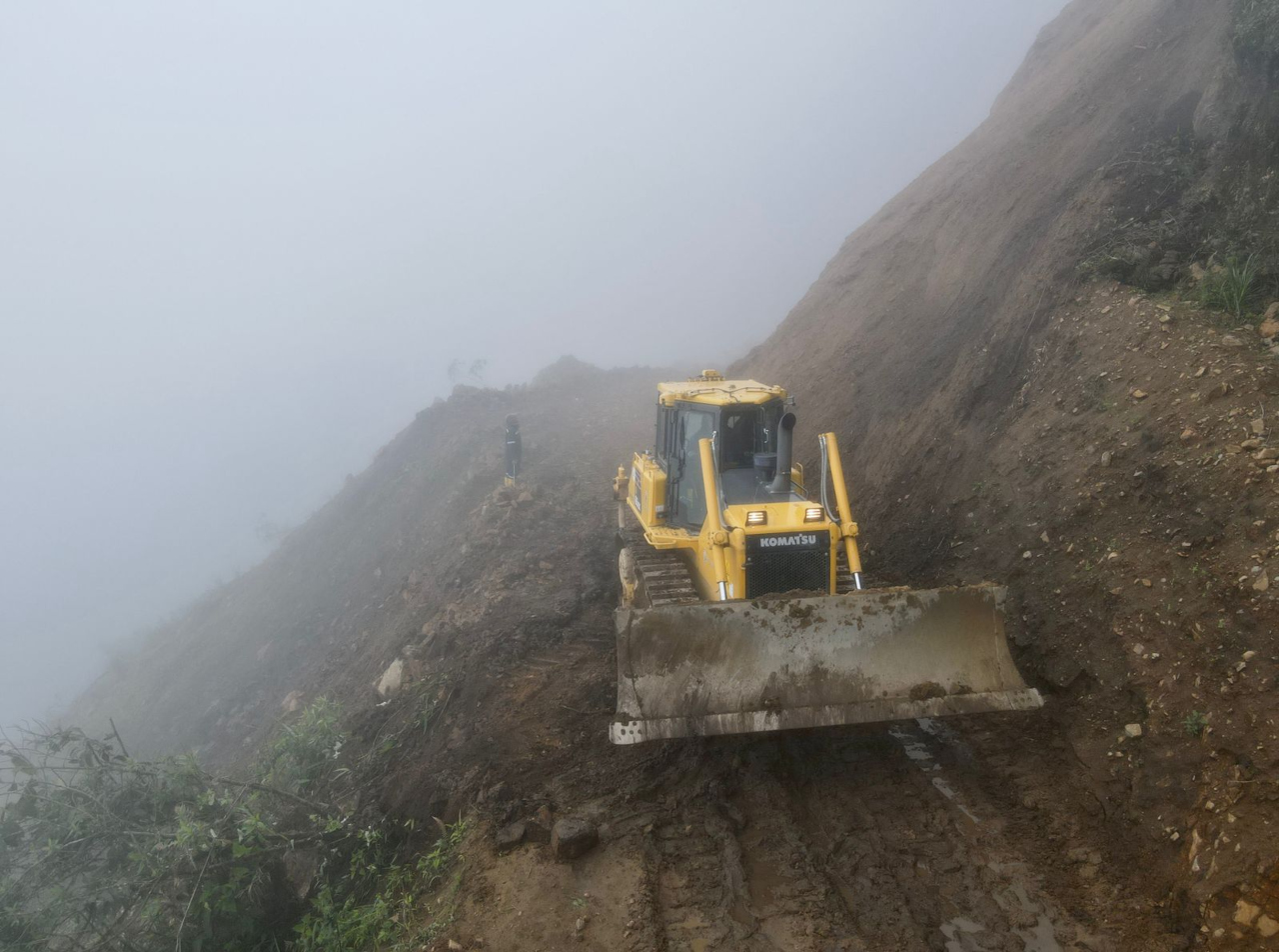 GOBIERNO PROVINCIAL DEL AZUAY ATIENDE EMERGENCIA VIAL EN CHAUCHA