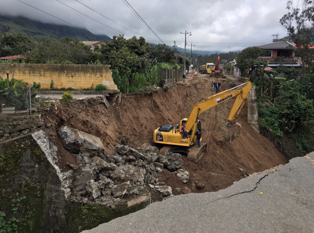 PREFECTURA DEL AZUAY APOYA LABORES DE LIMPIEZA POR COLAPSO DE PUENTE EN GIRÓN