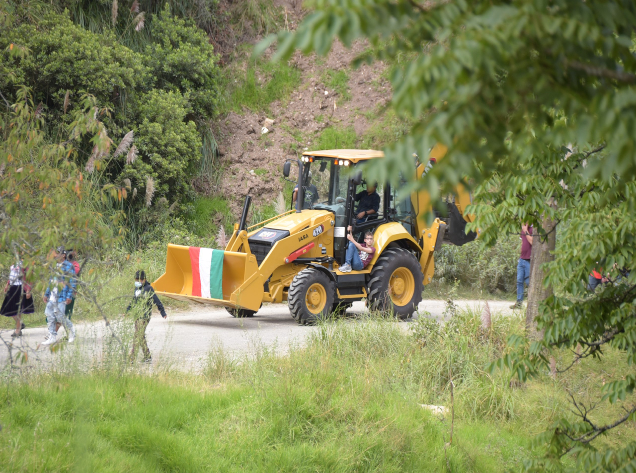 ENTREGA DE RETROEXCAVADORA BENEFICIA A LOS POBLADORES DE SAN JUAN EN GUALACEO