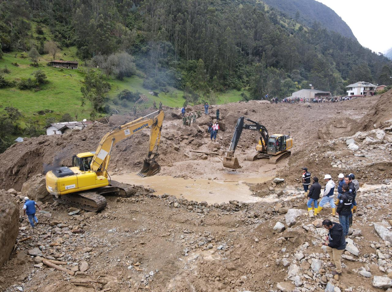 GOBIERNO PROVINCIAL DEL AZUAY ATIENDE EMERGENCIA POR DESLAVE EN SAYAUSÍ
