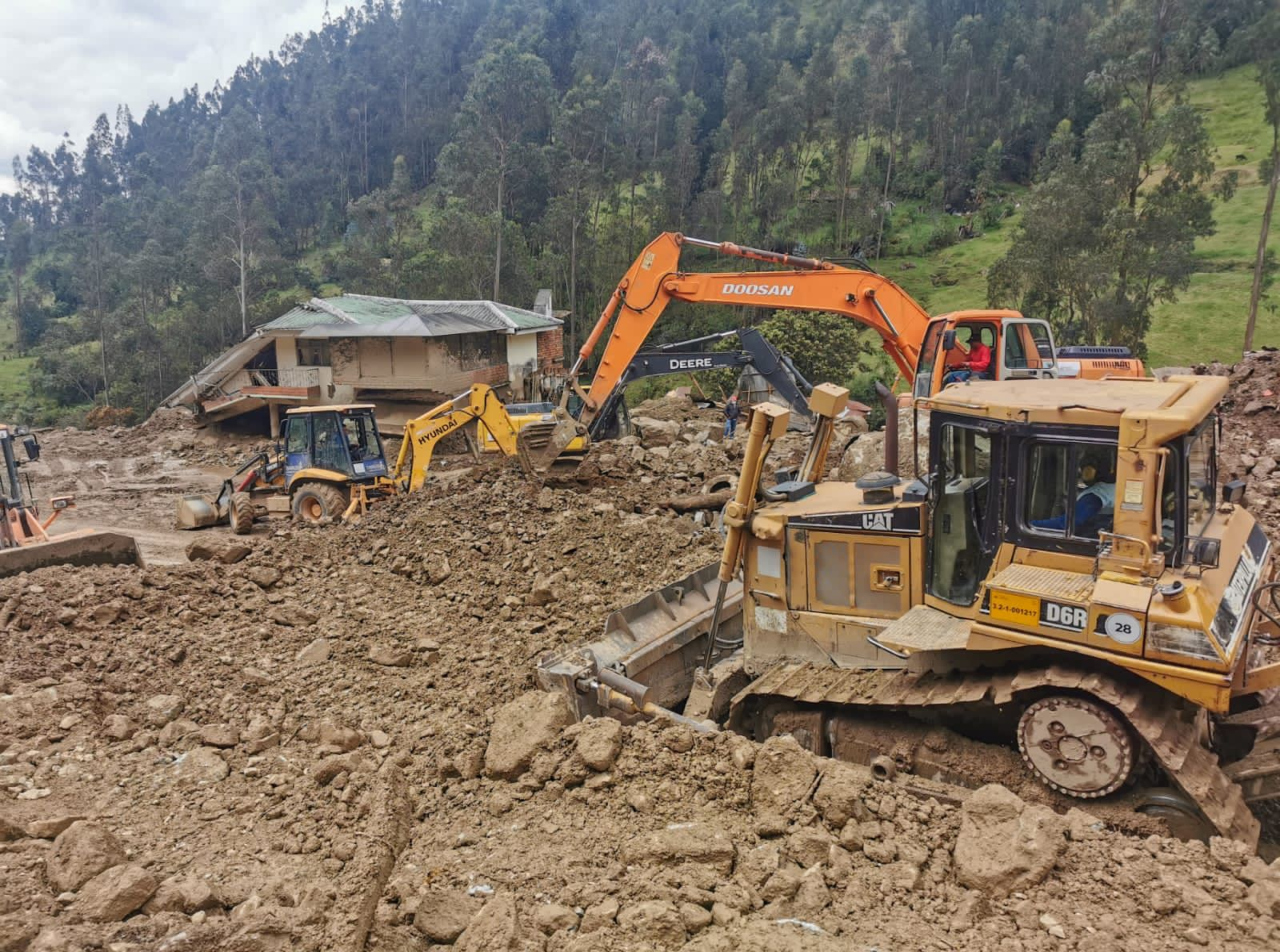 GOBIERNO PROVINCIAL DEL AZUAY APOYA INTENSAMENTE EN LA EMERGENCIA DE SAYAUSÍ