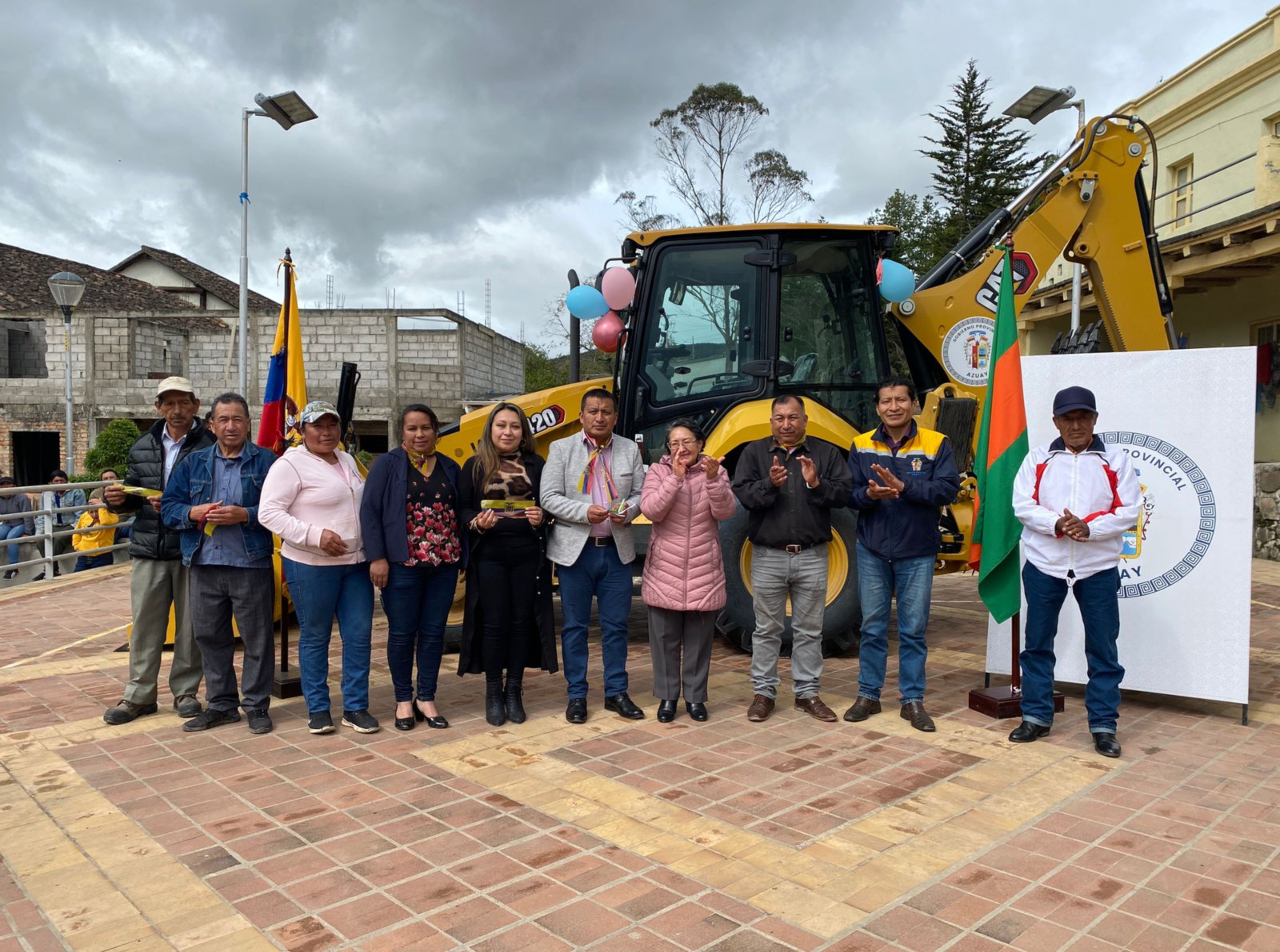 GOBIERNO PROVINCIAL DEL AZUAY ENTREGÓ UNA RETROEXCAVADORA PARA EL MEJORAMIENTO VIAL DE LA PARROQUIA COCHAPATA