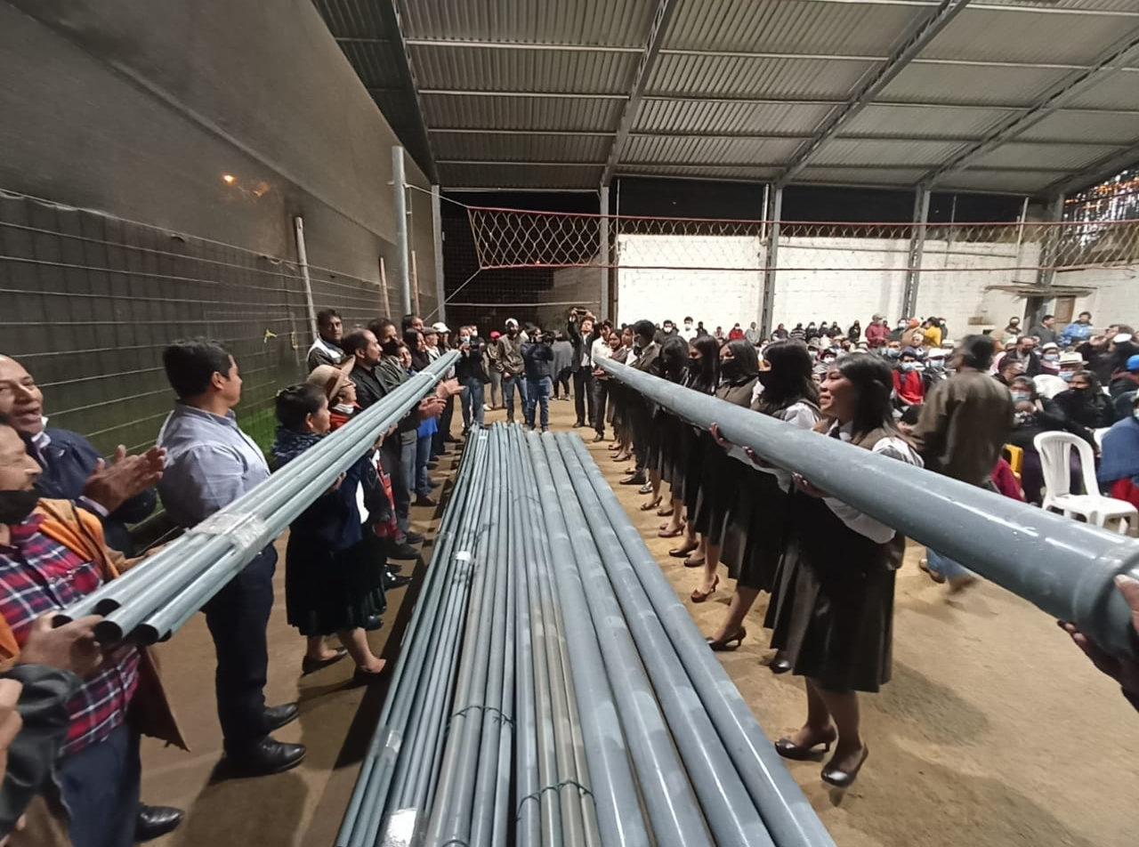 GOBIERNO PROVINCIAL DEL AZUAY ENTREGA MATERIAL PARA SISTEMAS DE RIEGO SAN FRANCISCO Y LLAYZHATAN EN GUALACEO