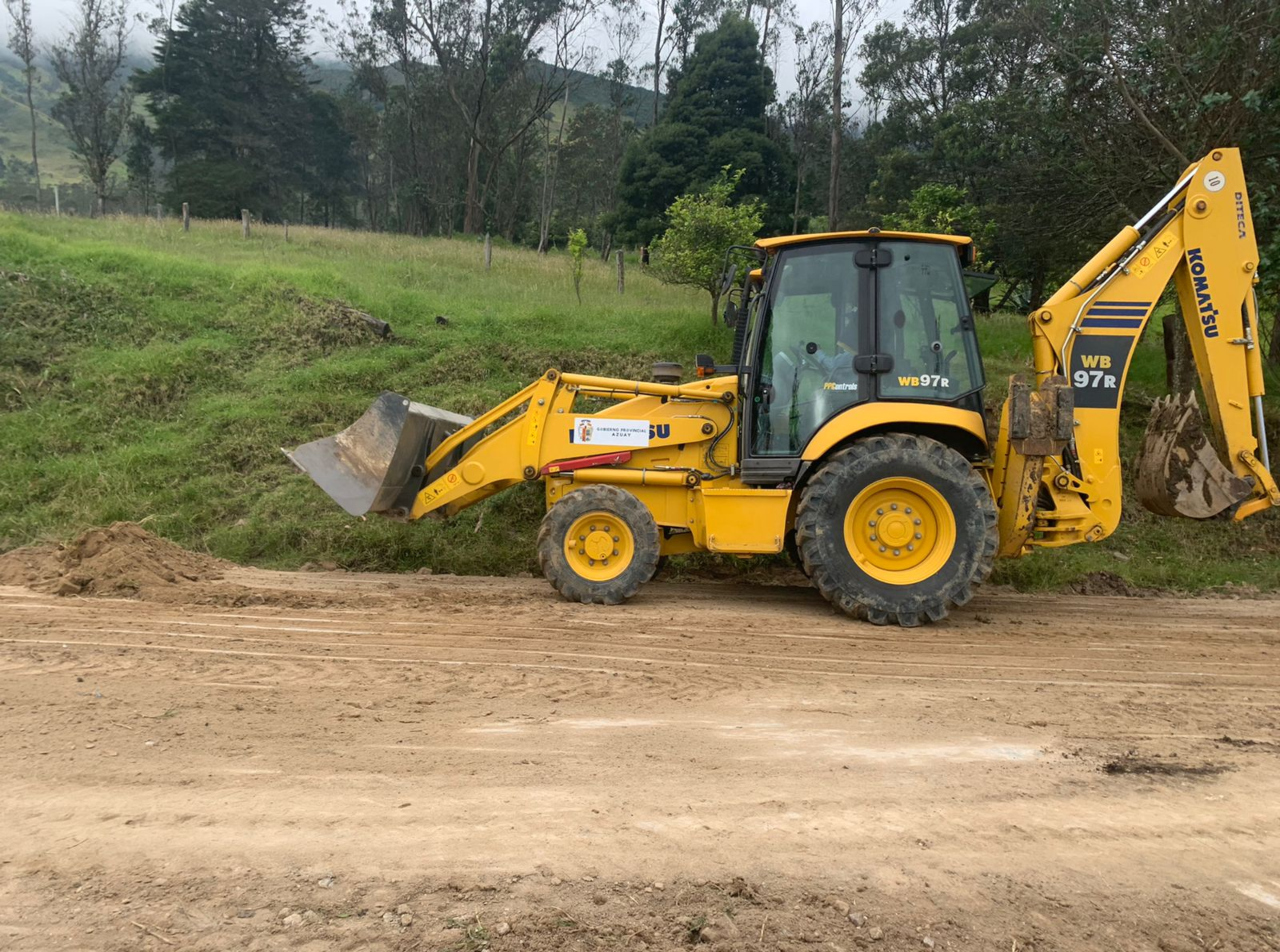 VÍAS DEL AZUAY SON ATENDIDAS POR EL GOBIERNO PROVINCIAL
