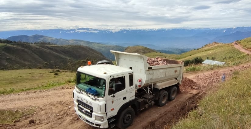LAS VÍAS DE PUCARÁ Y GUALACEO RECIBEN MANTENIMIENTO POR PARTE DEL GOBIERNO PROVINCIAL DEL AZUAY