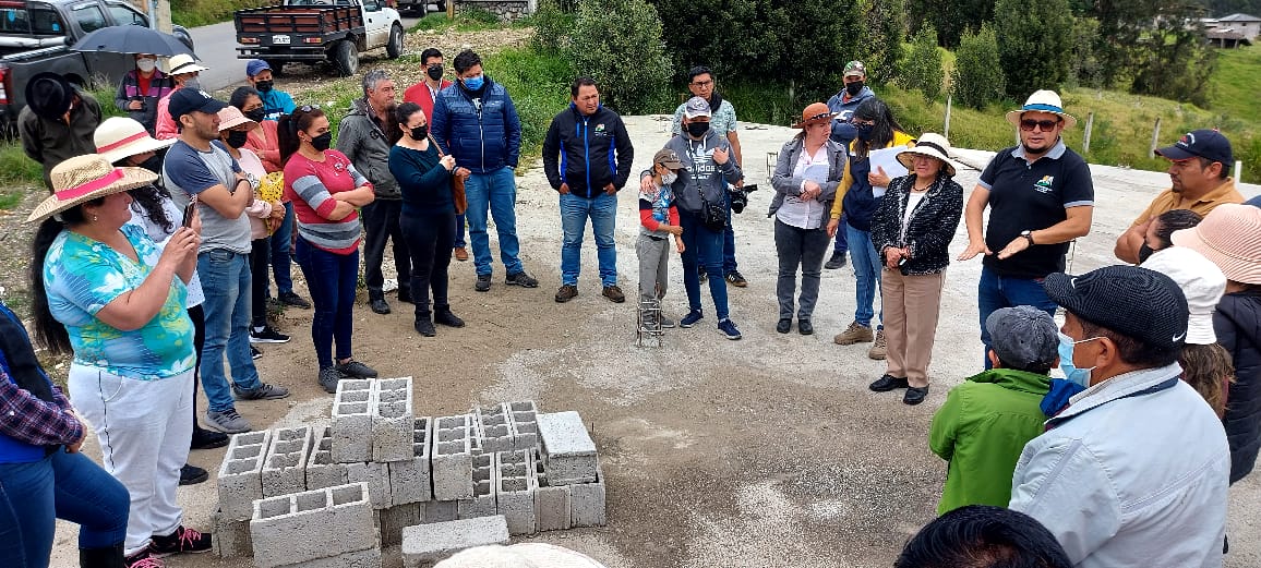 El GOBIERNO PROVINCIAL DEL AZUAY ASFALTÓ LA VÍA GRUTA DE LAS VICTORIAS, VÍA AL PARAÍSO DE LA PARROQUIA EL VALLE