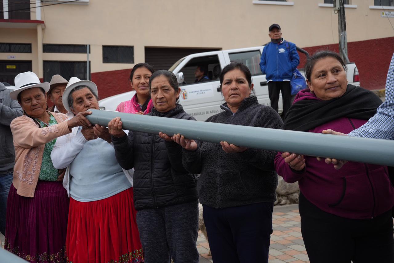 El Gobierno Provincial del Azuay entregó material para sistema de riego Hato de la Virgen