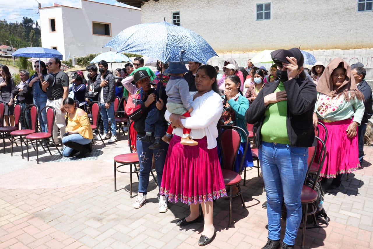 Prefecta del Azuay firmó convenio para mejoramiento de la vía Pichacay – San Francisco en la parroquia Santa Ana