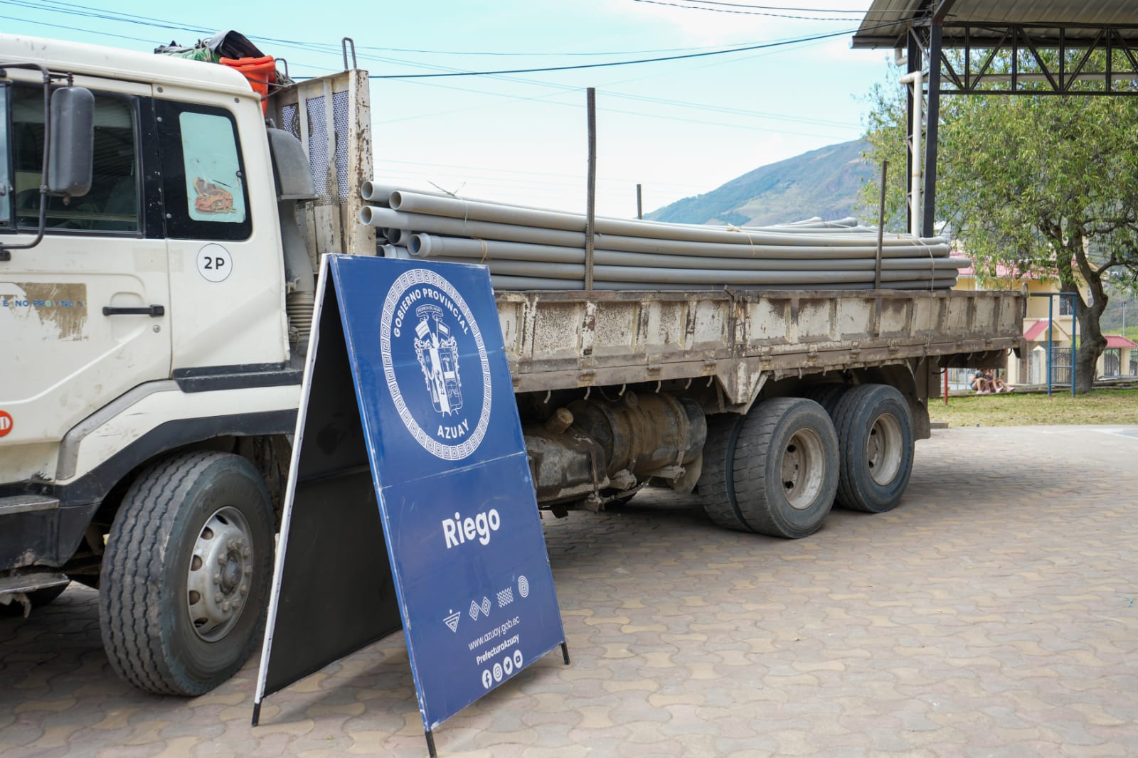 El Gobierno Provincial del Azuay entregó tubería para el mejoramiento del sistema de riego de uso múltiple Bullcay -El Carmen