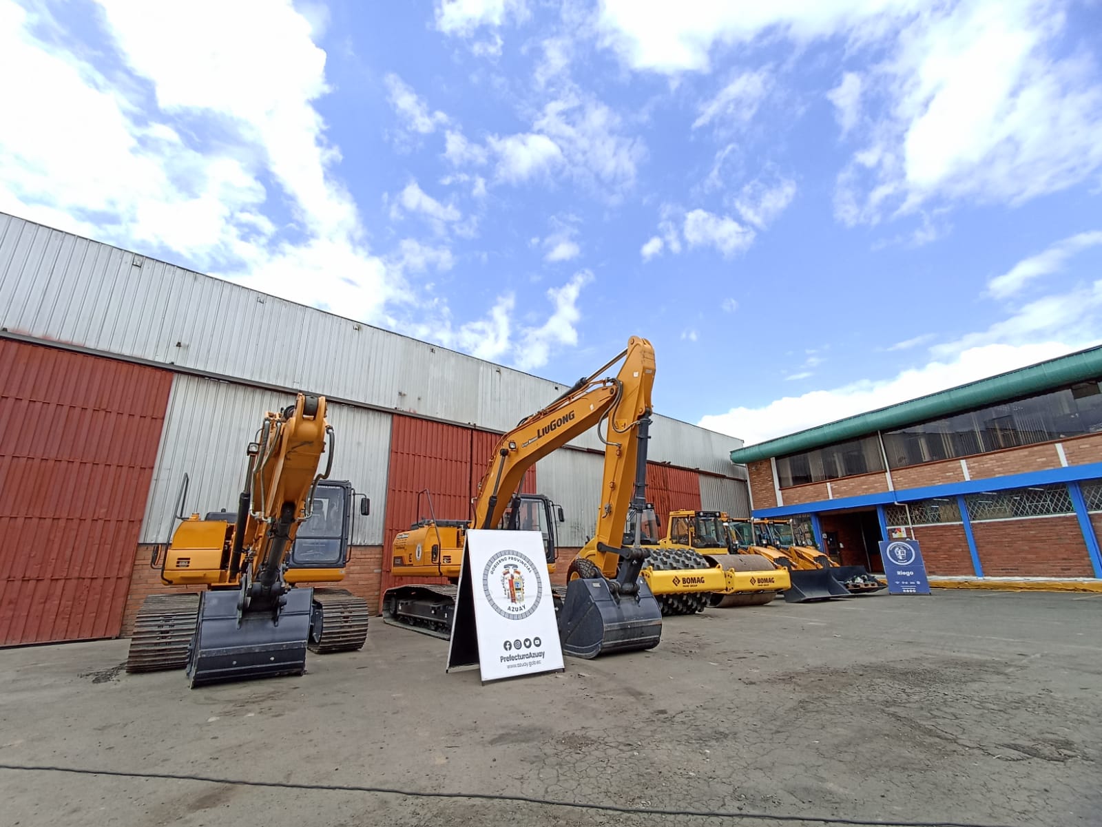 El Gobierno Provincial del Azuay entregó maquinaria pesada para la construcción, operación y mantenimiento de los sistemas de riego de la provincia