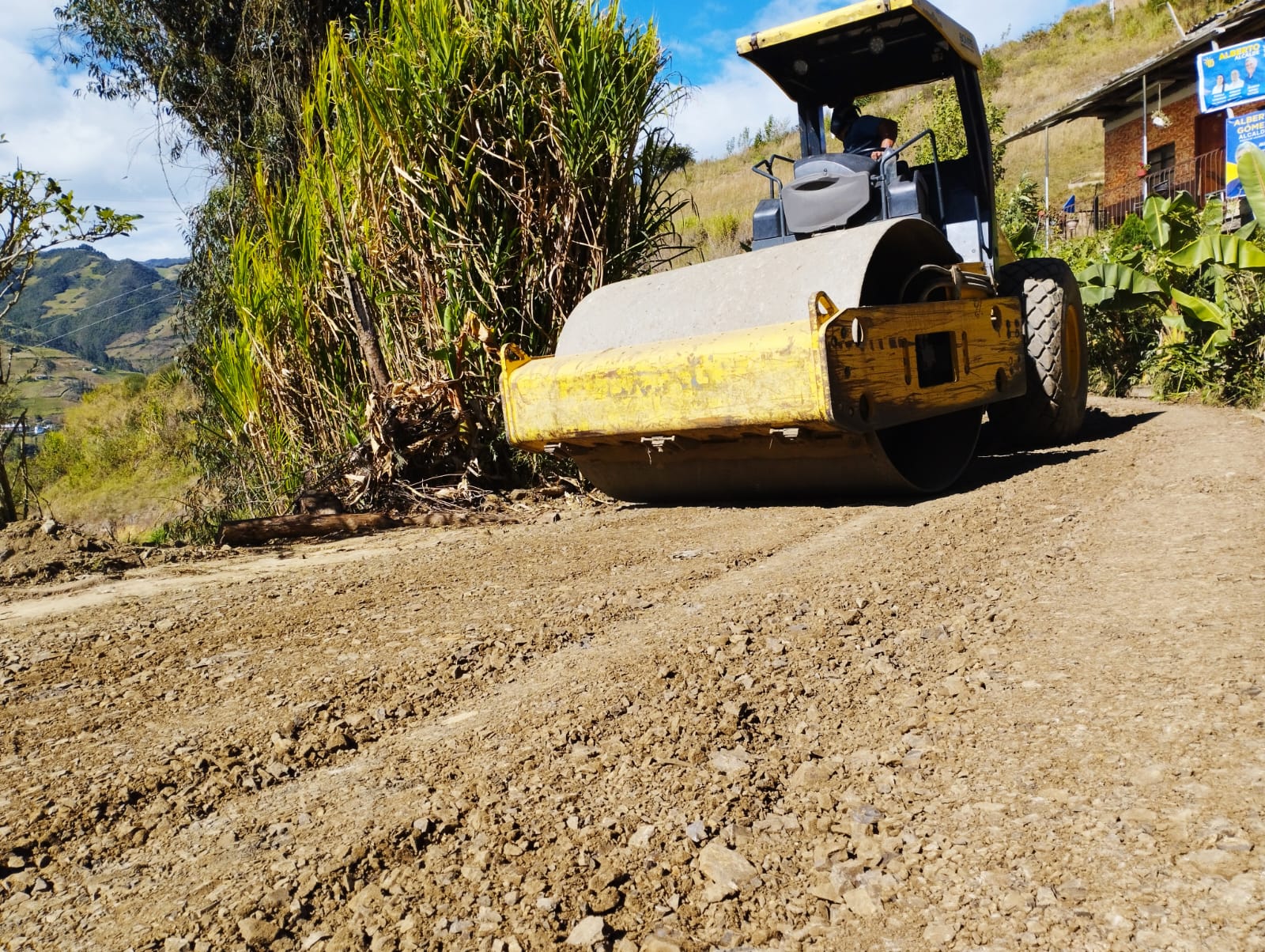El Gobierno Provincial del Azuay mejora vías en el cantón Guachapala