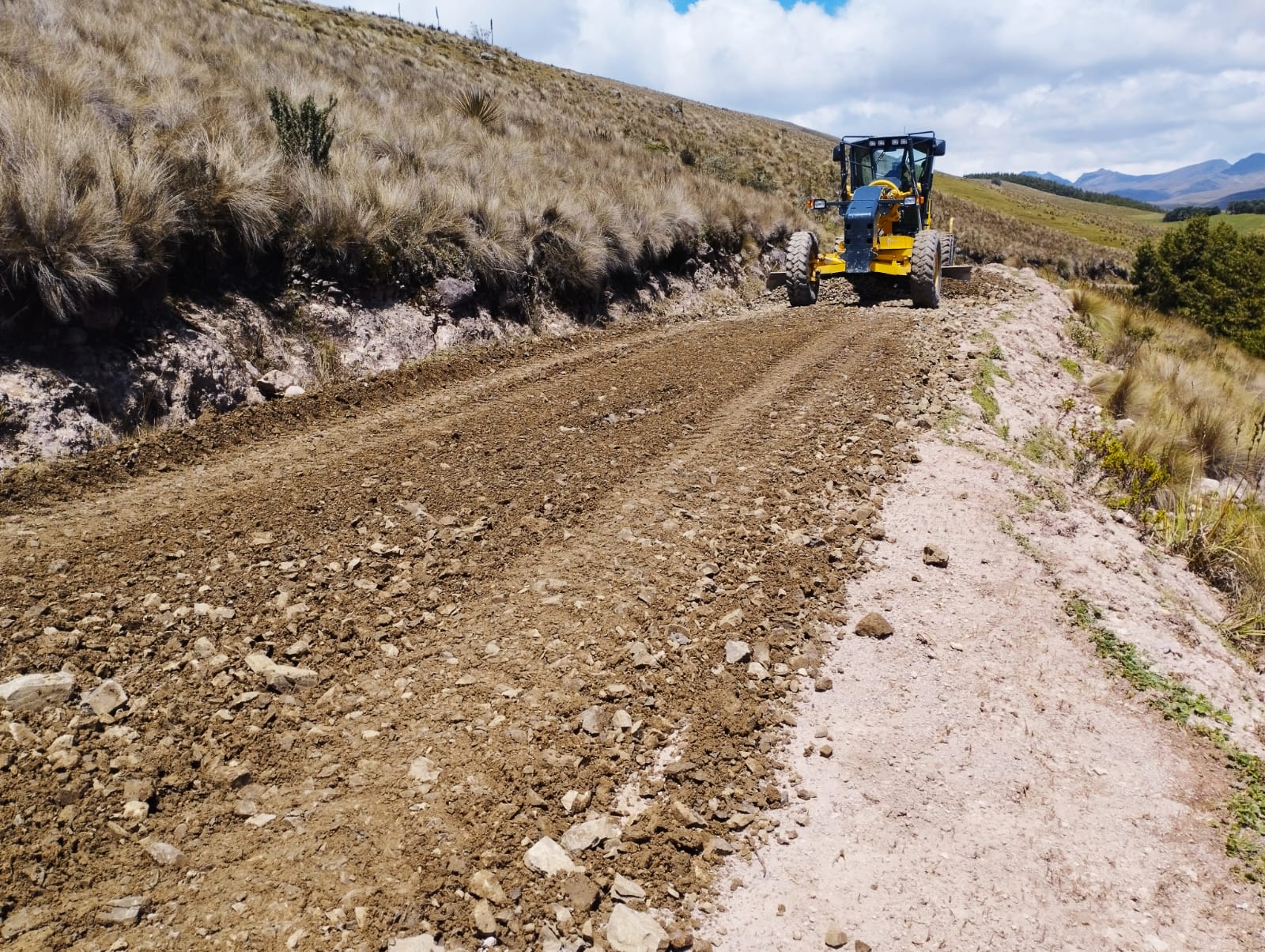 El Gobierno Provincial del Azuay invierte $289.000,00 en el mantenimiento de las vías de la parroquia San Joaquín