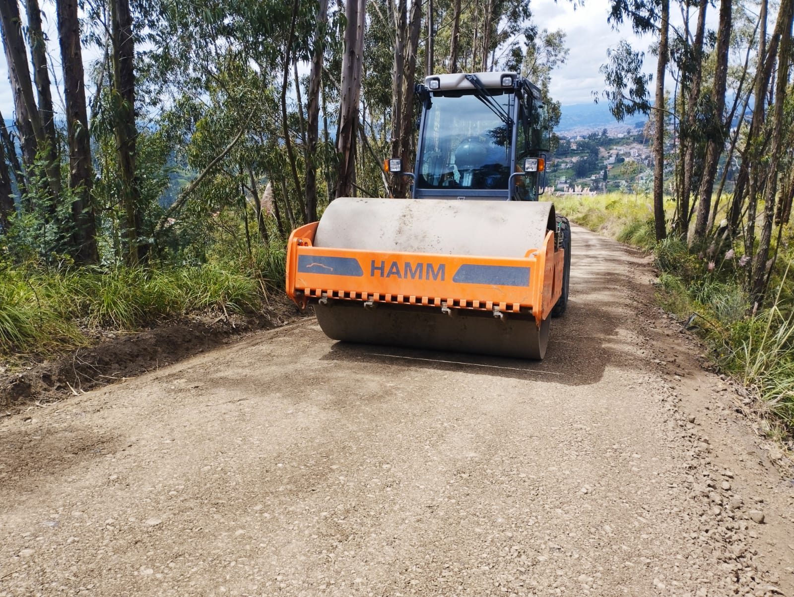 El Gobierno Provincial del Azuay ejecuta el mantenimiento vial en la parroquia Llacao