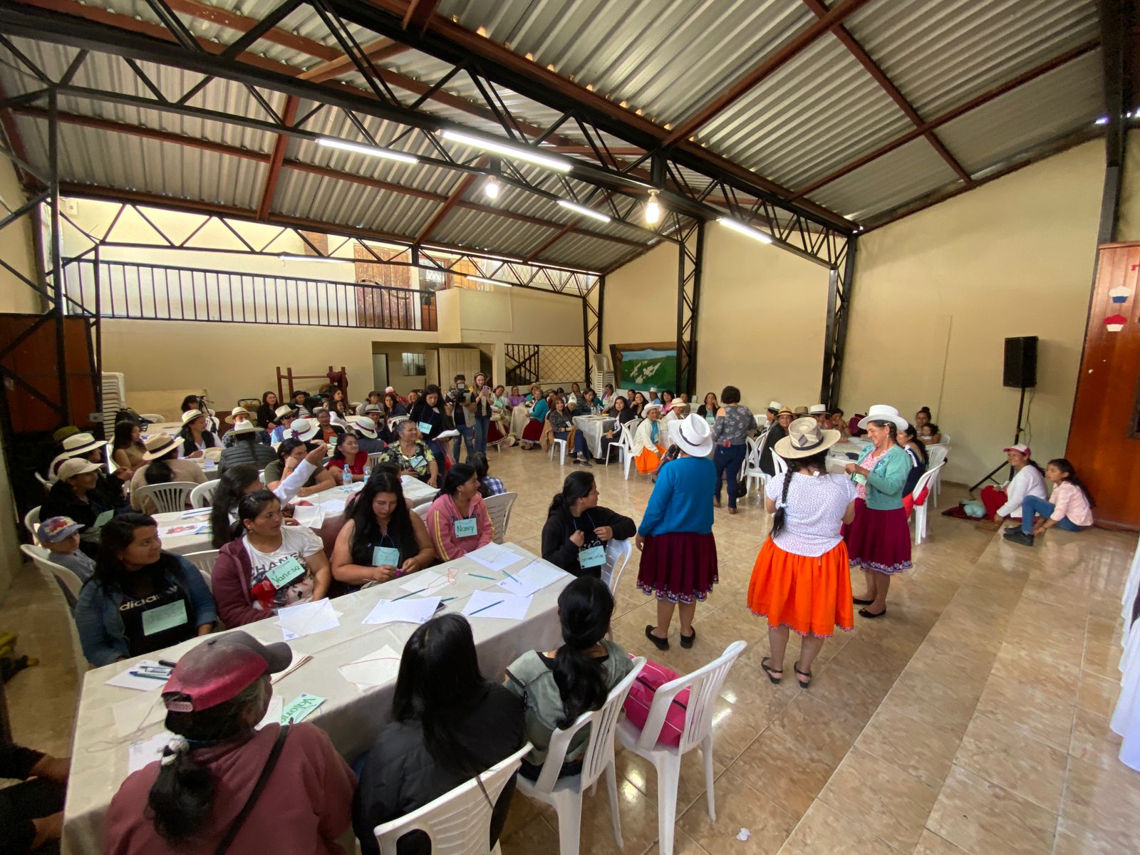 80 mujeres culminaron los talleres formativos de la Escuela de Artes y Oficios del Gobierno Provincial del Azuay