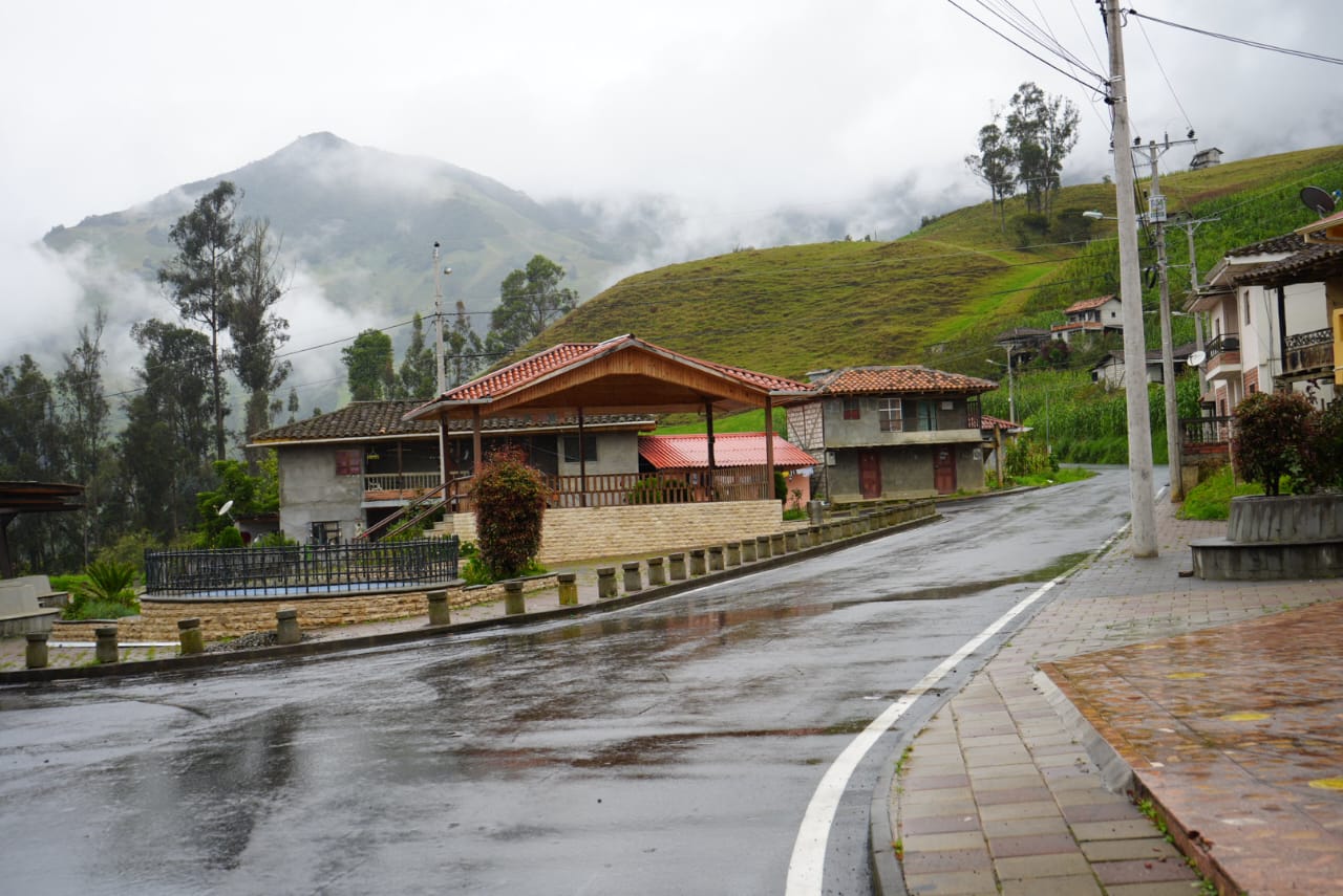 El Gobierno provincial del Azuay asfaltó la vía San Vicente – La Nube – La Merced del cantón El Pan