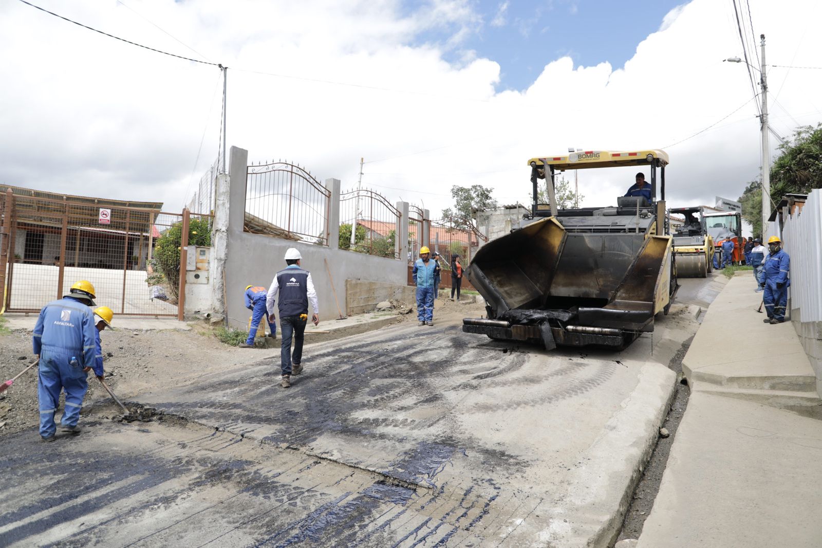 TENDIDO DE CARPETA ASFÁLTICA EN NULTI ES SUPERVISADO POR EL PREFECTO