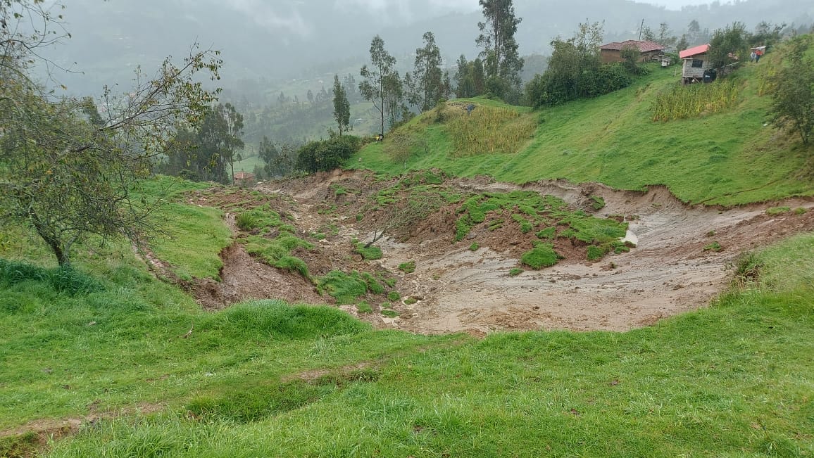 PREFECTURA DEL AZUAY APOYA CON MAQUINARIA Y EQUIPO TÉCNICO EN ZHIDMAD