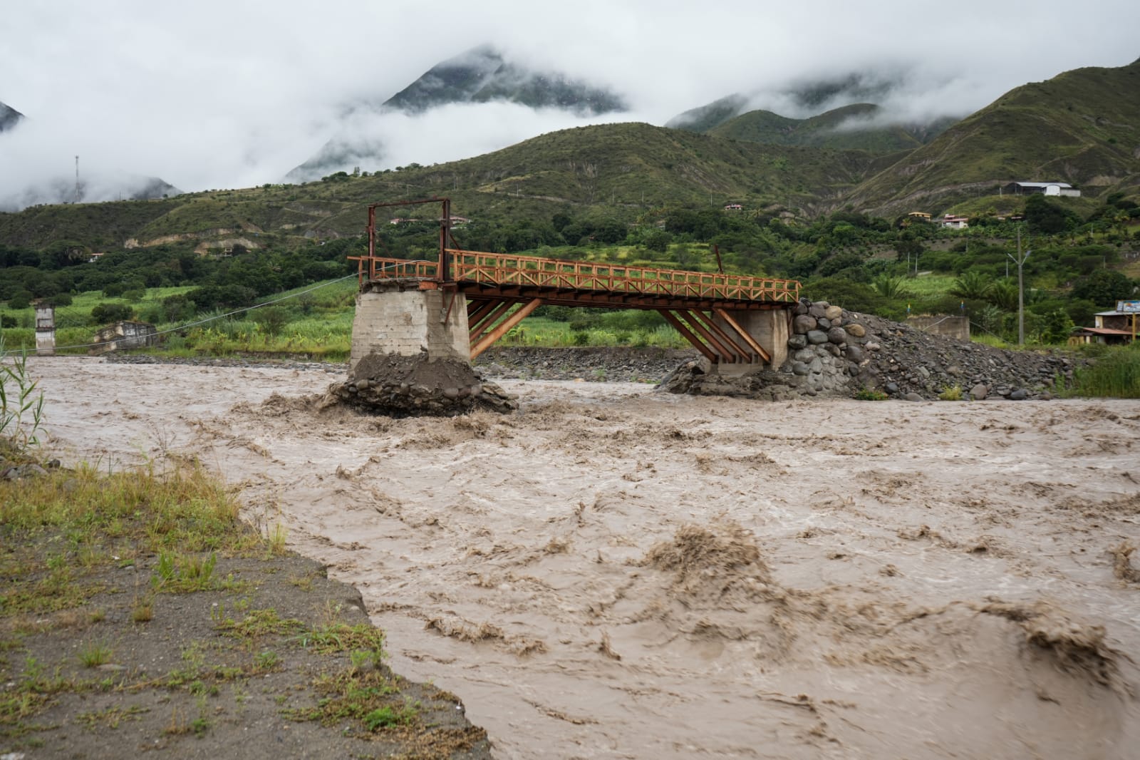 PREFECTURA DEL AZUAY PLANTEA ALTERNATIVAS PARA CONSTRUIR EL PUENTE SOBRE EL RÍO RIRCAY