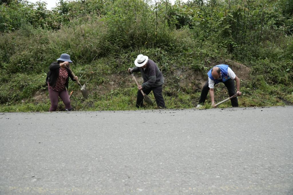 MINGA DE LIMPIEZA EN LA VÍA SANTA ANA- DIZHA-SAN BARTOLOMÉ