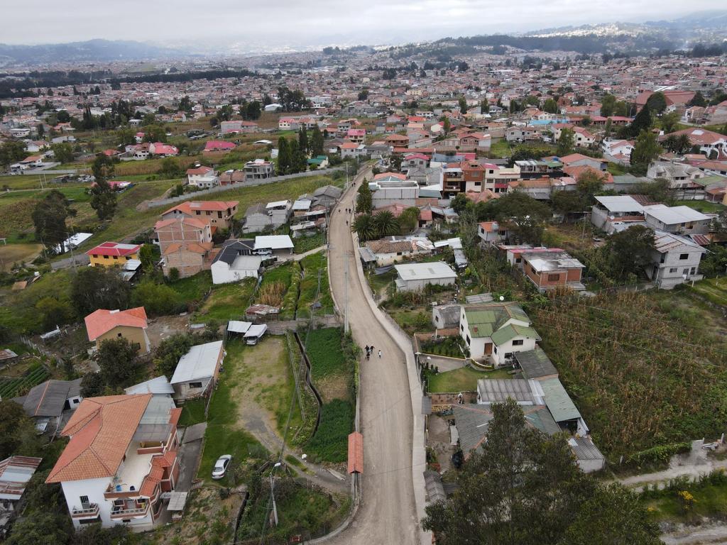 PREFECTURA DEL AZUAY CAMBIA LA MATRIZ VIAL EN LA PARROQUIA RICAURTE