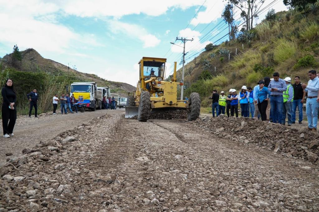INICIA LA LIMPIEZA DE LA VÍA CUENCA – GIRÓN – PASAJE