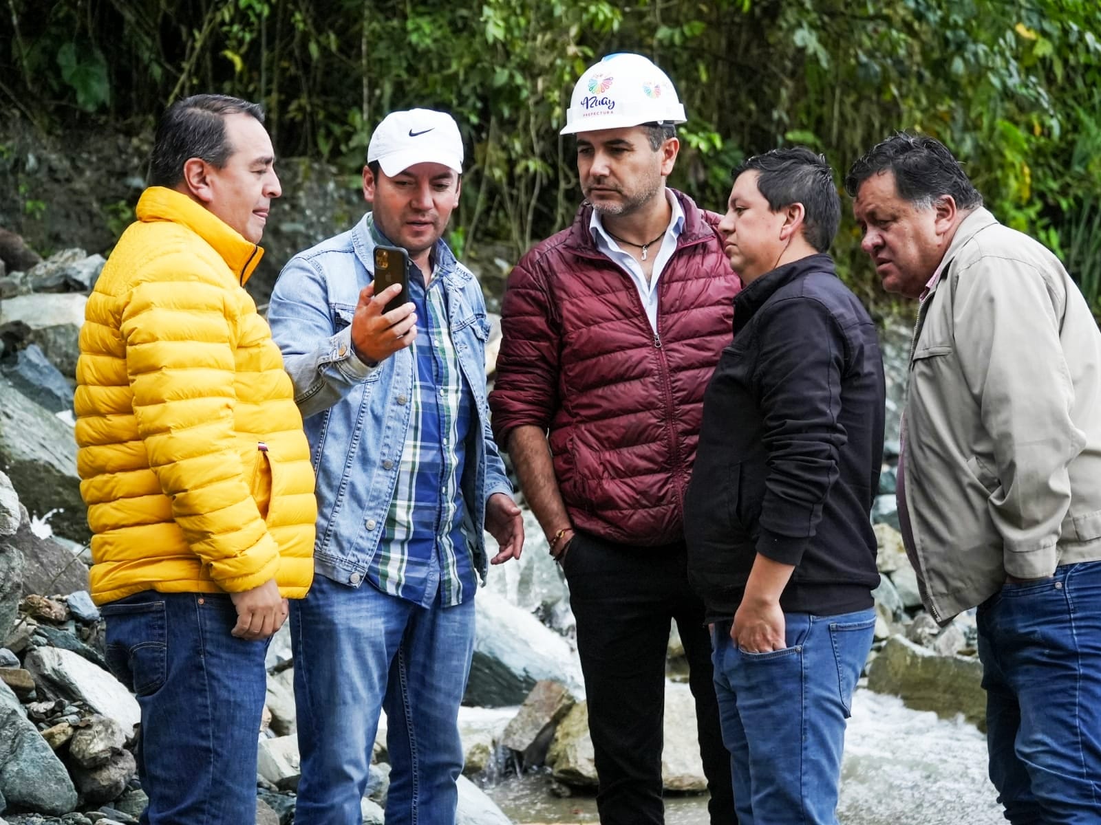 PREFECTURA DE AZUAY DESALOJA MATERIAL EN LA VÍA PAUTE – GUARUMALES – MÉNDEZ