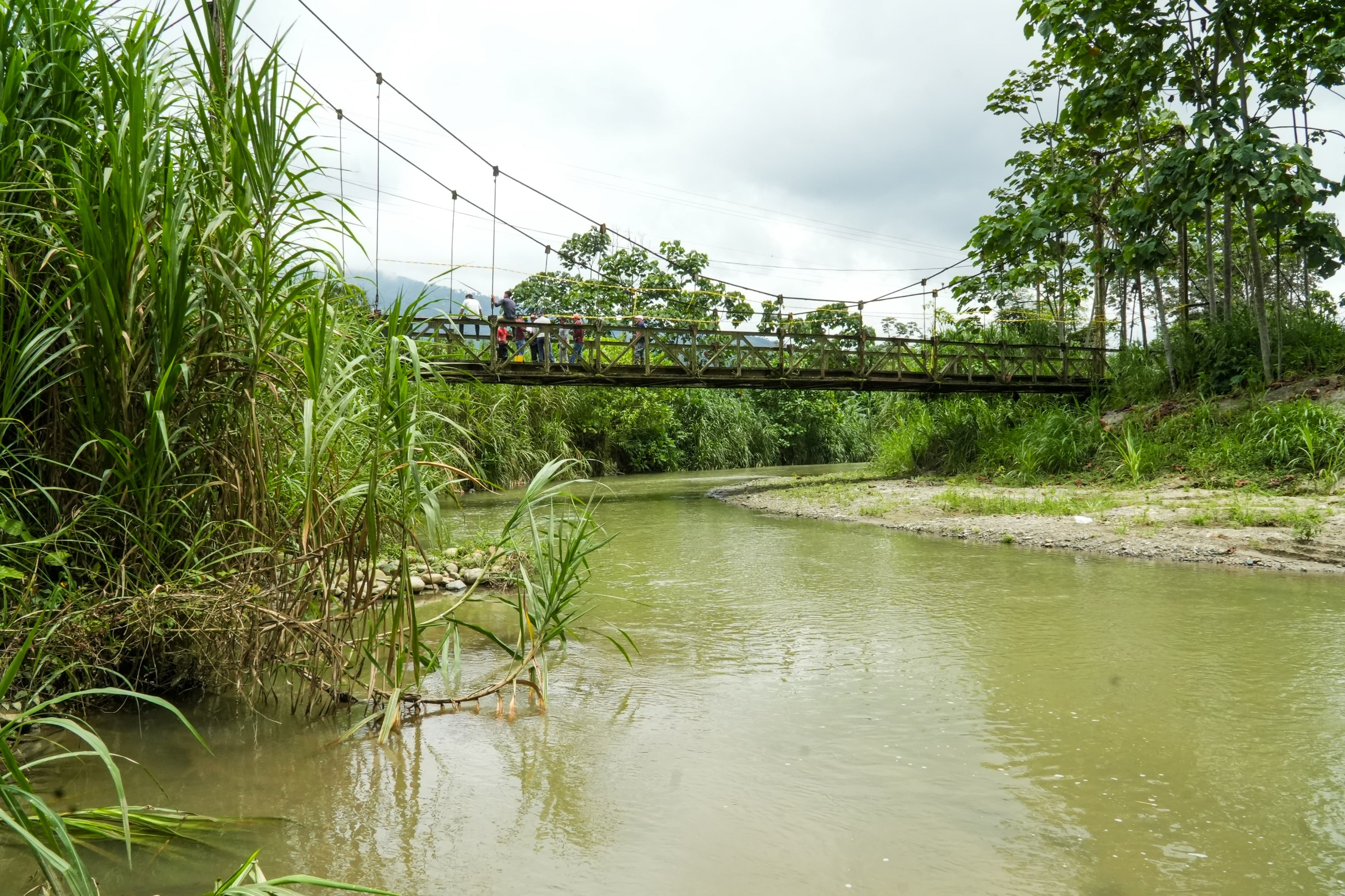 PREFECTURA DE AZUAY INTERVIENE EN EL PUENTE DE LUZ Y GUÍA