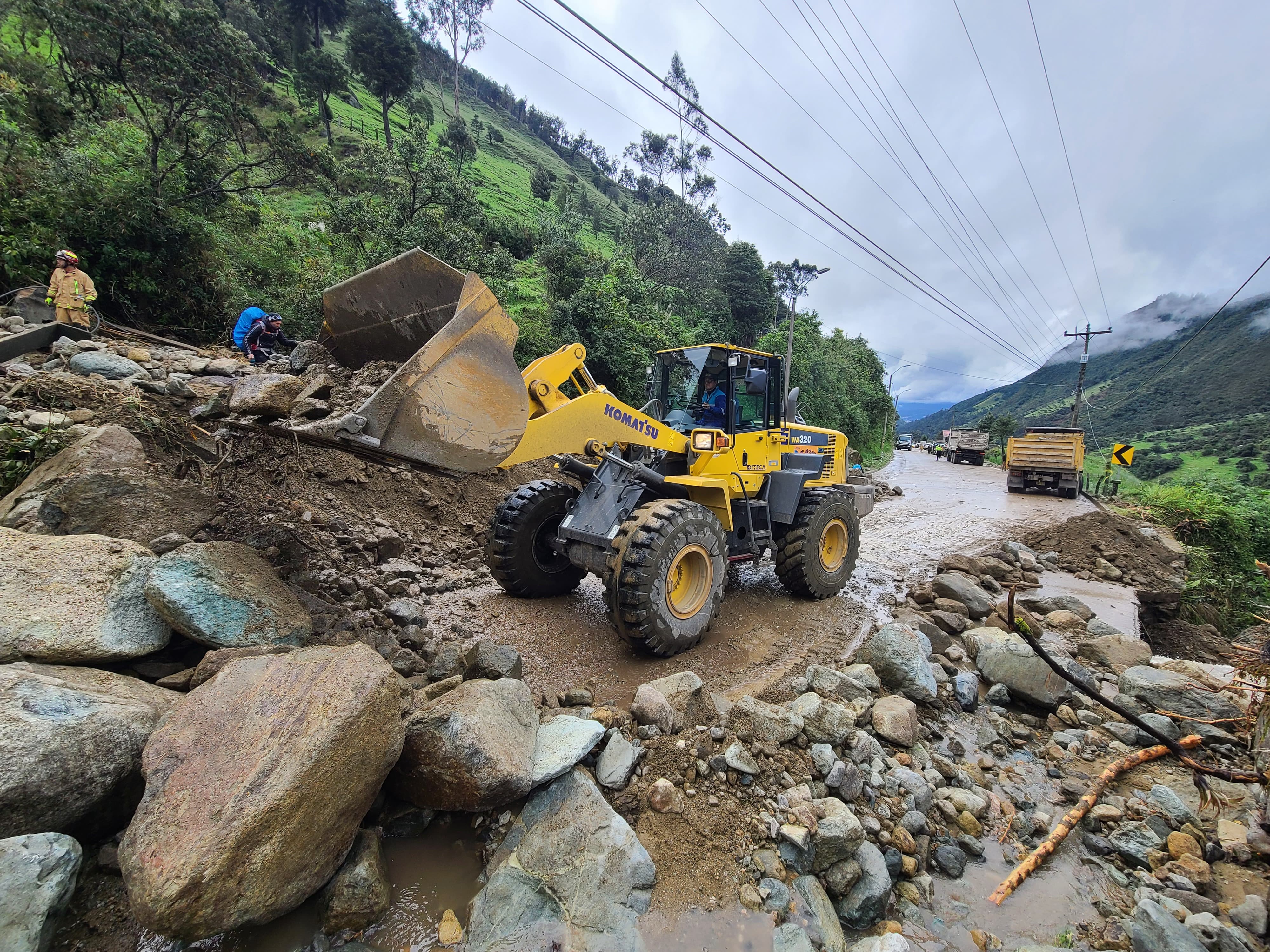 Prefectura de Azuay refuerza maquinaria en la vía Cuenca – Molleturo de competencia del MTOP