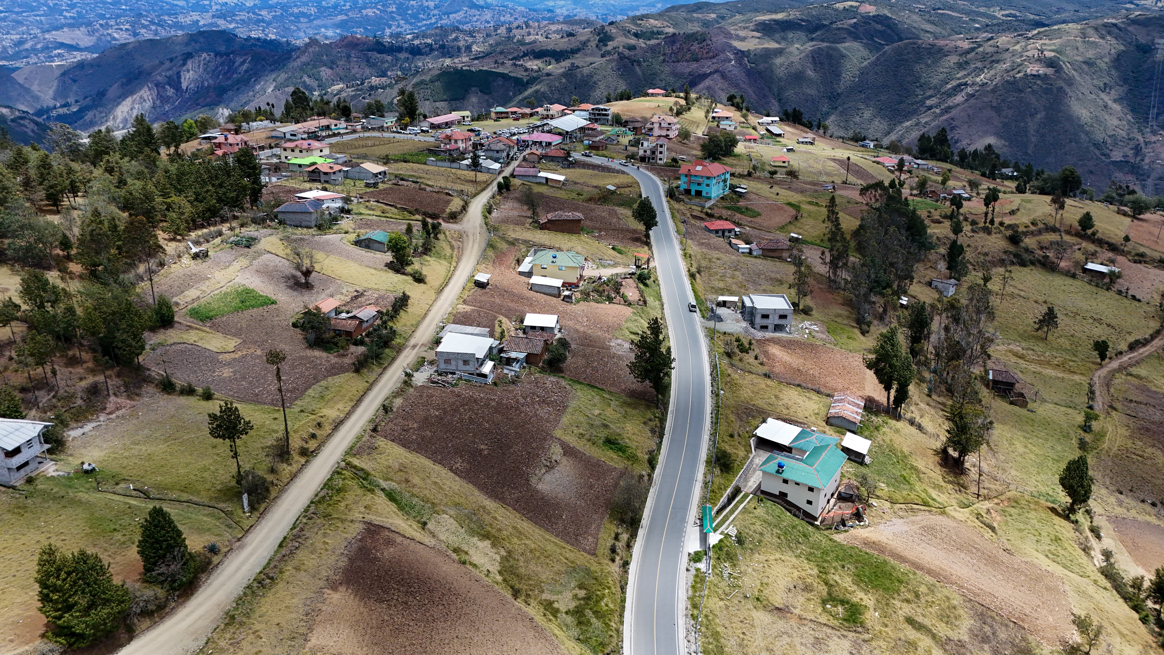 Vía Gualaceo -Cahuazhún  asfaltada, obra esperada por años