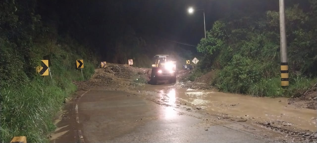 La Prefectura del Azuay atiende la emergencia y despeja la vía en el kilómetro 57 a la altura del puente río El Chorro